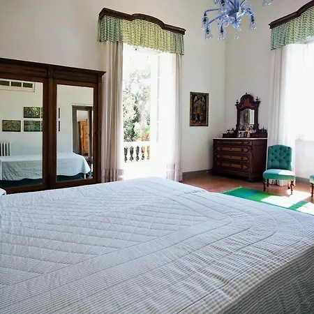 Rosignano Solvay-castiglioncello Sleeps 12 Villa *